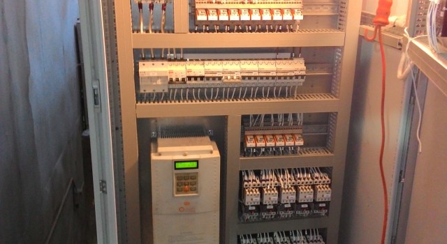 Шкаф системы управления станком руловки